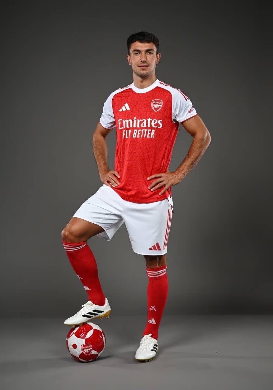 连锁反应！巴萨交易间接阻碍C罗，新月锁定莱万，争冠更难了